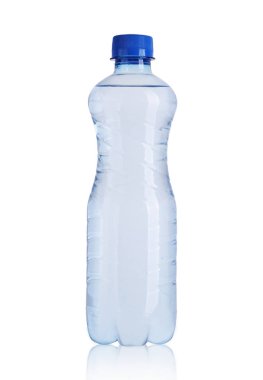 İçinde maden suyu olan küçük plastik şişe.
