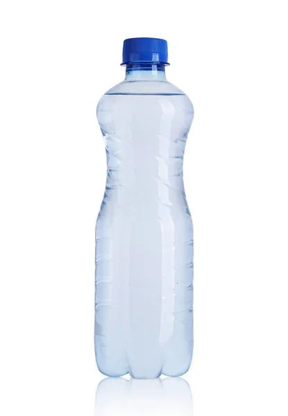 Маленькая пластиковая бутылка с минеральной водой — стоковое фото