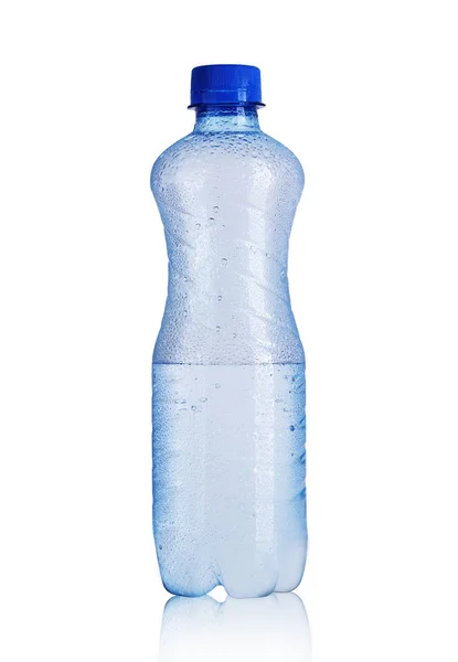 Malá plastová láhev s minerálními vodami v kapkách — Stock fotografie