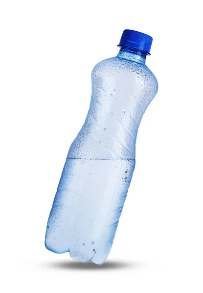 Kleine Plastikflasche mit Mineralwasser in Tropfen — Stockfoto