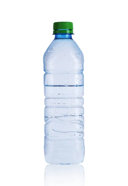 Pequena garrafa com água mineral — Fotografia de Stock