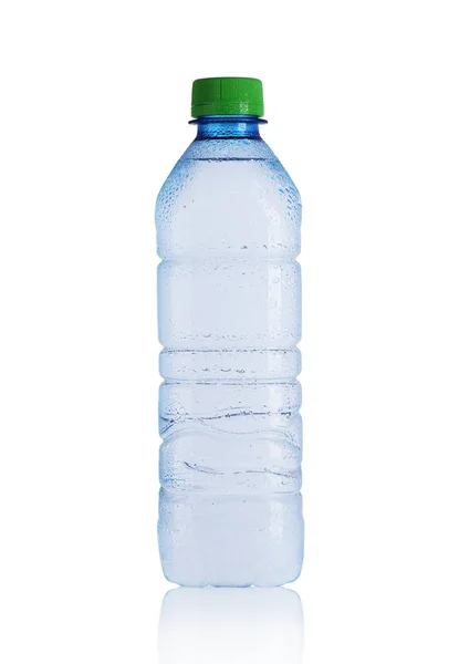 Petite bouteille en plastique avec eau minérale — Photo