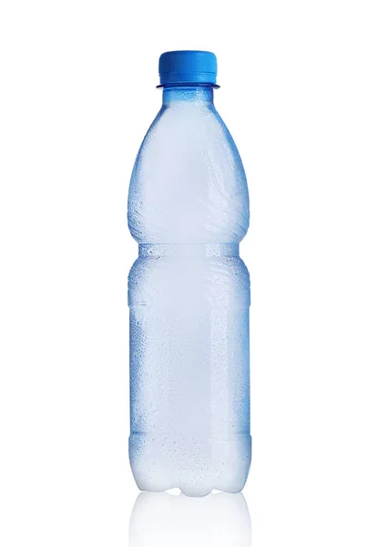 Kleine Plastikflasche mit Mineralwasser — Stockfoto