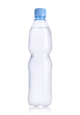 İçinde maden suyu olan küçük plastik şişe.