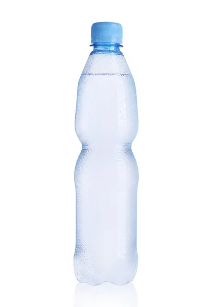 Kleine plastic fles vol mineraalwater — Stockfoto