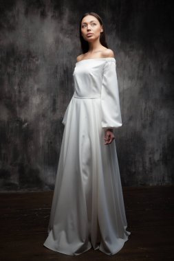 Gelin modeli elbise koyu arka plan stüdyo ışık