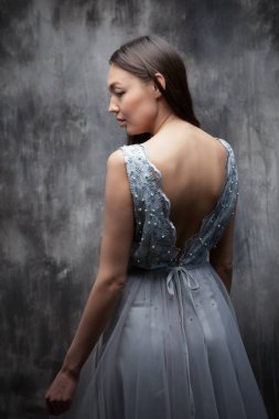 Gelin modeli elbise koyu arka plan stüdyo ışık