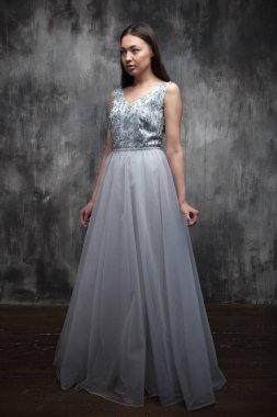 Gelin modeli elbise koyu arka plan stüdyo ışık