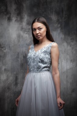 Gelin modeli elbise koyu arka plan stüdyo ışık