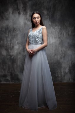 Gelin modeli elbise koyu arka plan stüdyo ışık