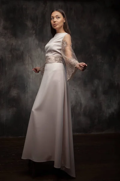 Невеста Модель Платье Темном Фоне Студии Свет — стоковое фото