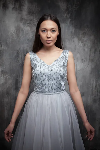 Невеста Модель Платье Темном Фоне Студии Свет — стоковое фото