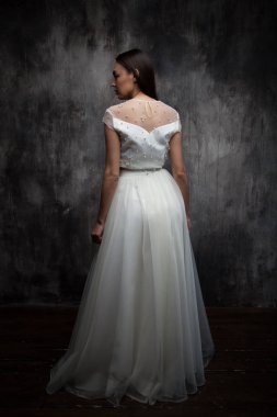 Moda gelin modeli elbise siyah arka plan ışığı