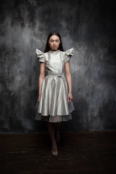 Moda gelin modeli elbise siyah arka plan ışığı