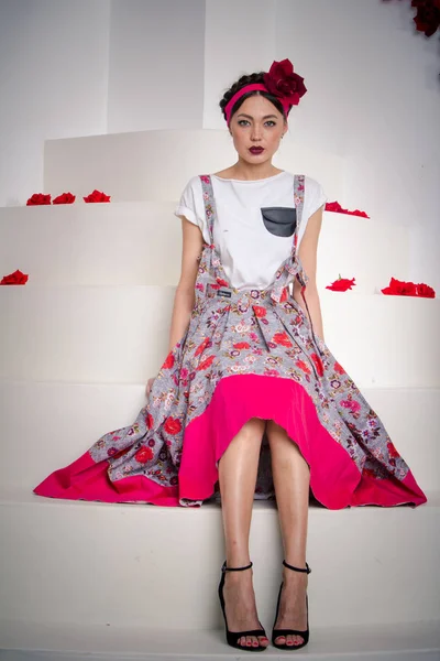 Молодая Девушка Модель Юбка Платье Моды Студия Портрет Розовый Франция — стоковое фото