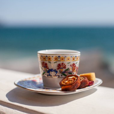 Denizin arka planda ev yapımı pastila ile güzel kahve çift