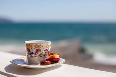 Denizin arka planda ev yapımı pastila ile güzel kahve çift