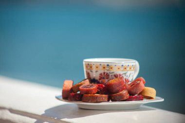 Denizin arka planda ev yapımı pastila ile güzel kahve çift