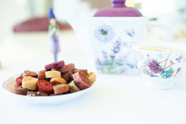 Ev yapımı pastille ile beyaz tabak