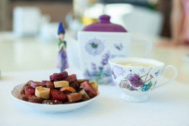 Ev yapımı pastille ile beyaz tabak