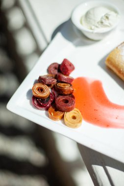Denizin arka planda bir restoranda beyaz yemek. Çanak tatlı strudel, krema, ev yapımı pastille