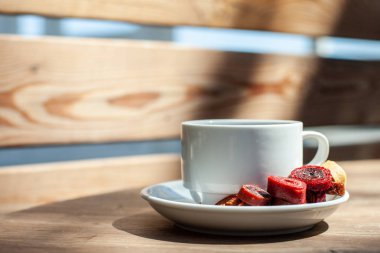 Ahşap bir masada ev yapımı pastila ile kahve ile beyaz kupa