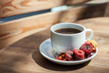 Ahşap bir masada ev yapımı pastila ile kahve ile beyaz kupa