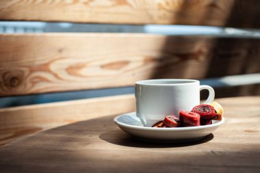 Ahşap bir masada ev yapımı pastila ile kahve ile beyaz kupa