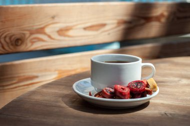 Ahşap bir masada ev yapımı pastila ile kahve ile beyaz kupa