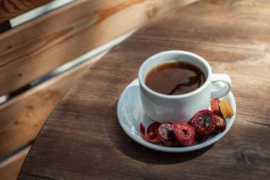 Ahşap bir masada ev yapımı pastila ile kahve ile beyaz kupa