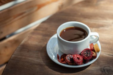 Ahşap bir masada ev yapımı pastila ile kahve ile beyaz kupa