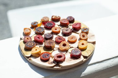 Denizin arka planında taze iştah açıcı pastil ile ahşap çanak