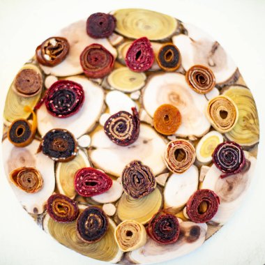 Denizin arka planında taze iştah açıcı pastil ile ahşap çanak