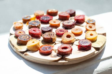 Denizin arka planında taze iştah açıcı pastil ile ahşap çanak