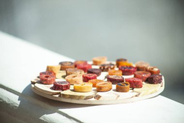 Denizin arka planında taze iştah açıcı pastil ile ahşap çanak