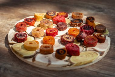 Ahşap bir masa üzerinde taze ağız sulandıran pastila ile ahşap çanak