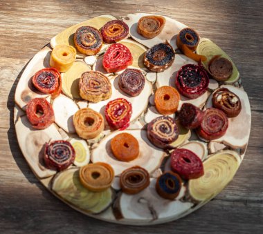 Ahşap bir masa üzerinde taze ağız sulandıran pastila ile ahşap çanak