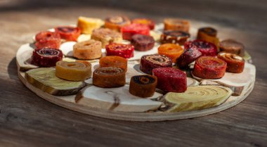 Ahşap bir masa üzerinde taze ağız sulandıran pastila ile ahşap çanak