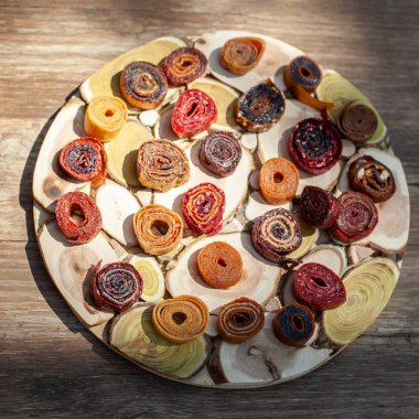 Ahşap bir masa üzerinde taze ağız sulandıran pastila ile ahşap çanak