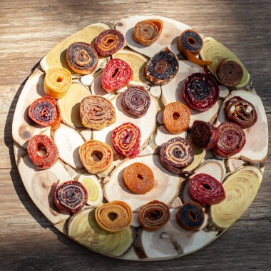 Ahşap bir masa üzerinde taze ağız sulandıran pastila ile ahşap çanak