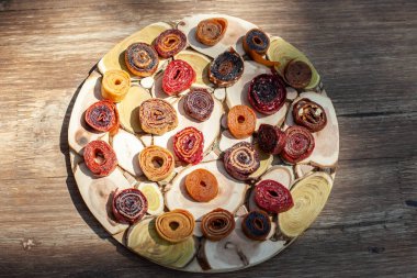 Ahşap bir masa üzerinde taze ağız sulandıran pastila ile ahşap çanak