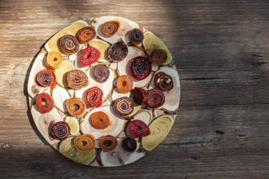 Ahşap bir masa üzerinde taze ağız sulandıran pastila ile ahşap çanak