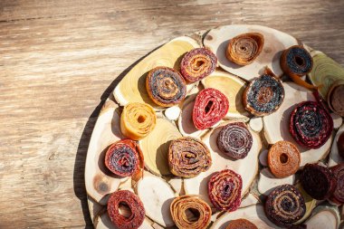 Ahşap bir masa üzerinde taze ağız sulandıran pastila ile ahşap çanak