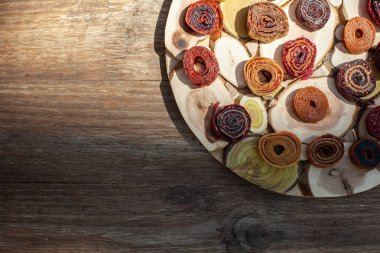 Ahşap bir masa üzerinde taze ağız sulandıran pastila ile ahşap çanak