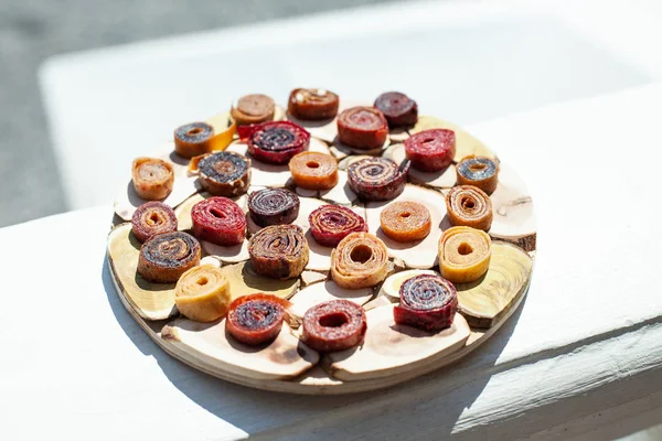 Denizin arka planında taze iştah açıcı pastil ile ahşap çanak