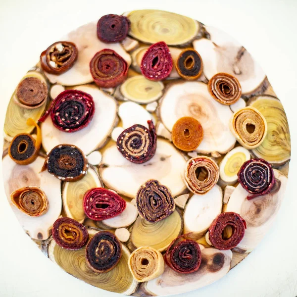 Denizin arka planında taze iştah açıcı pastil ile ahşap çanak