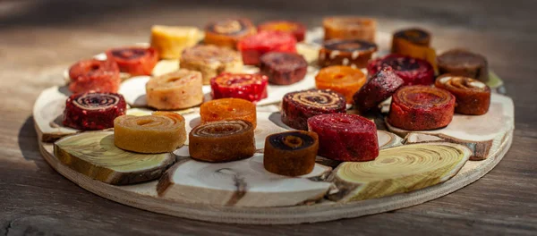 Ahşap bir masa üzerinde taze ağız sulandıran pastila ile ahşap çanak