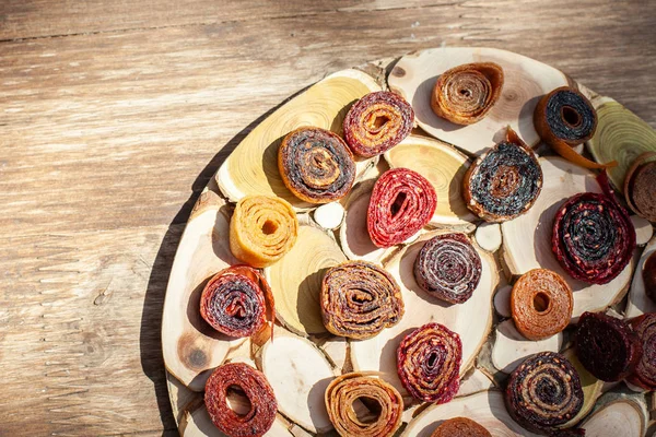 Ahşap bir masa üzerinde taze ağız sulandıran pastila ile ahşap çanak