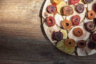 Ahşap bir masa üzerinde taze ağız sulandıran pastila ile ahşap çanak