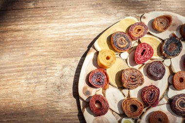 Ahşap bir masa üzerinde taze ağız sulandıran pastila ile ahşap çanak